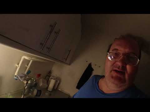 MongoTV_6713 - DRIKKER GLAS KOLD BILLIG COLA FREDAG AFTEN