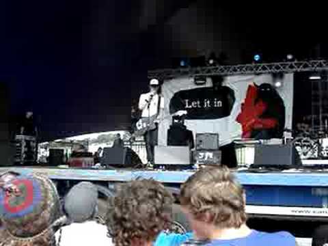 Johnny Foreigner - Absolute Balance (live)