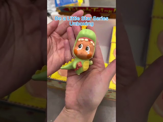 Vídeo relacionado con POP MART Twinkle Twinkle Be a Little Star Series - Plush Pendant de Acción Popular Figura Coleccionable y Adorable Juguete Artístico Regalo Creativo 1PC