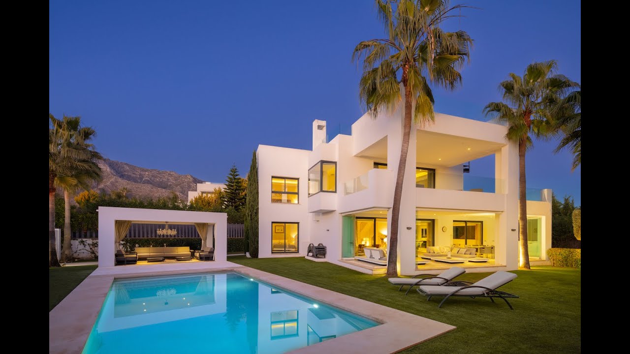 A light filled villa with contemporary interiors for sale in Altos de Puente Romano, Marbella Golden Mile