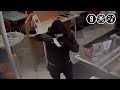 Leeuwarden: Eigenaar snackbar jaagt overvaller de deur uit