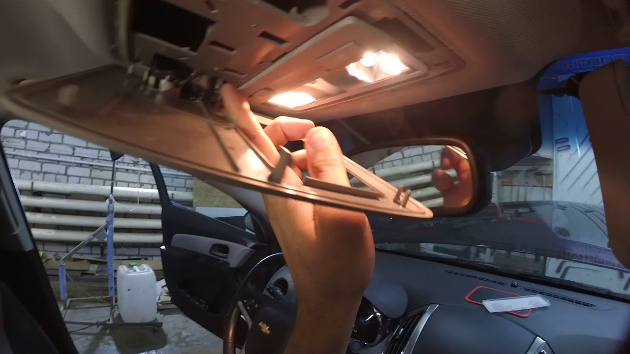 Как снять плафон освещения салона Шевроле Круз - простая инструкция