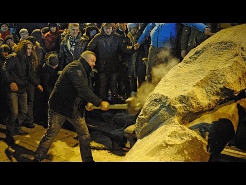 Manifestantes derribando la estatua de Lenin en Kyiv en 2013