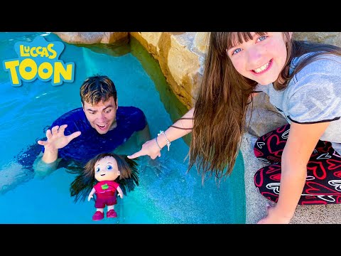 ENCONTRAMOS A BONECA DA GIOVANNA DENTRO DA PISCINA ! ( IRMÃO E IRMÃ / BROTHER AND SISTER )