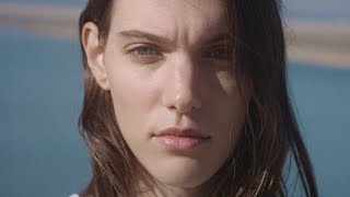 Musik-Video-Miniaturansicht zu Anyone Who Loves Me Songtext von Charlotte Cardin