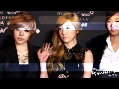 111103 [Taeyeon Fancam] 2011 Style Icon Awards - Red Carpet (깐죽@tangpa)