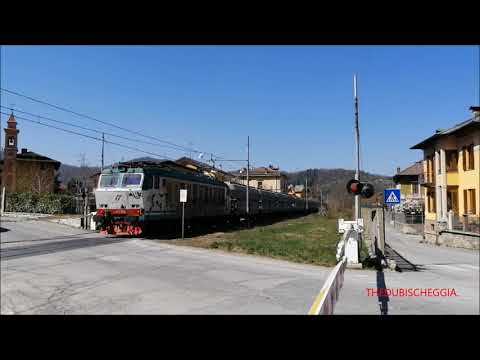 IL SALUTO DEL TRENO MERCI AL PASSAGGIO A LIVELLO A ROCCAVIONE  (CN) MART. 30 - 3 - 2021.
