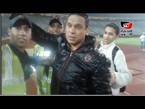 البدري يحبس دموعه أثناء هتاف جمهور الأهلي:«بنحبك يابدري»