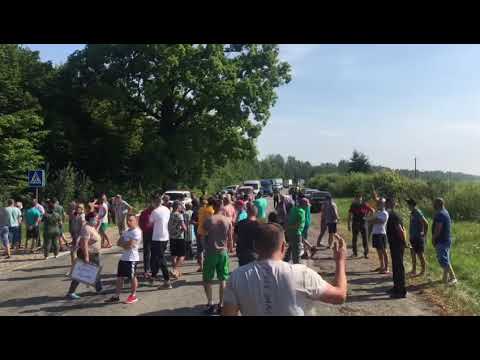 На Богородчанщині люди перекрили рух транспорту: вимагають ремонту дороги. ВІДЕО