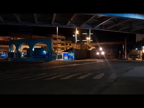 Trem com 136 vagões vazios + 2 locomotivas AC44i passando pelo centro de Três Rios-RJ