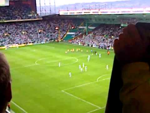 Celtic vs HJK Helsinki Players intro and huddle