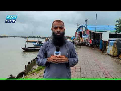 মোংলা বন্দরের বৈরী আবহাওয়ায় খবর জানাচ্ছেন আবুল হাসান