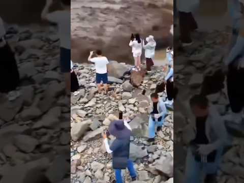 TRAVEL NEWS: People trying to record the Qiantang River, China swept away by floodwaters #china #new