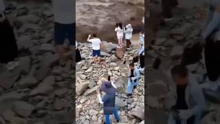 TRAVEL NEWS: People trying to record the Qiantang River, China swept away by floodwaters #china #new