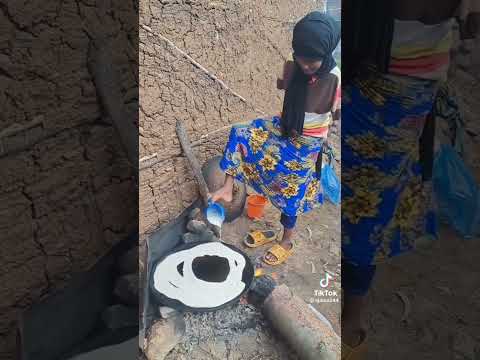 አጃኢባ🙏በእግሯ እንጀራ ጋገረች😭1million#like#vews#subscribe#እይታ ላይይክ ማገኘት አለበት#ቃላት የለኝም እጅእያላቸው የማይሰሩትንነው የሰራሽው