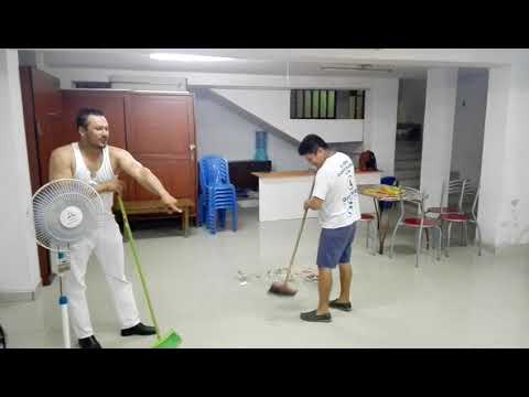 Barriendo la iglesia bien chicos lo que no hacen en casa aqui si