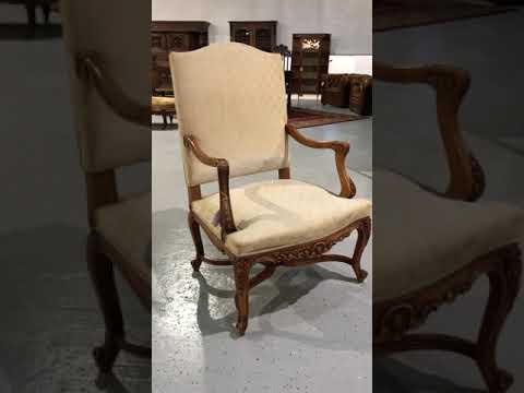 Старинное кресло из массива ореха XIX века
