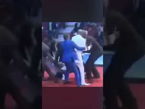 See How Strange Man Beats Bishop Oyedepo Security To Attack Him On The Pulpit
