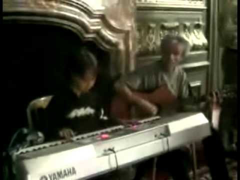 Jordi tocando en una fiesta