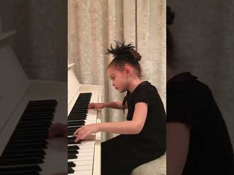 Агафья Корзун, 4,5 года, Прелюдия до минор, И.С. Бах