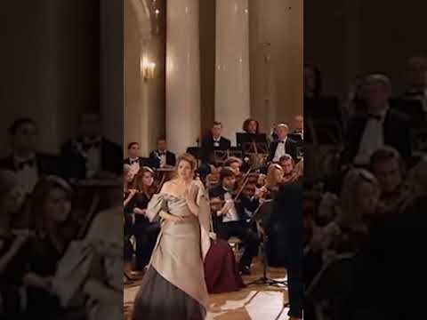 RENEE FLEMING sings Casta diva from NORMA - Vincenzo Bellini