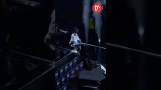 #laurapausini CADE DURANTE IL CONCERTO | ATTIMI DI PAURA