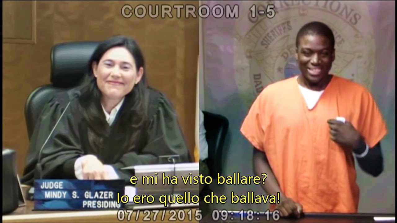 Giudice riconosce l'imputato: "Non eri quello che ballava in crociera?" [Versione completa]