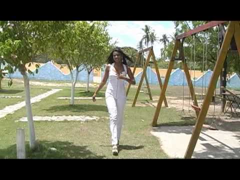 A PLAKA É LUMINOSA CHEIRO DE CERVEJA