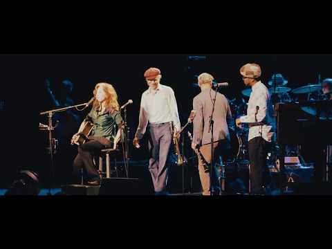 Bonnie Raitt with the California Honeydrops "Honey Horns" in Brisbane, Australia