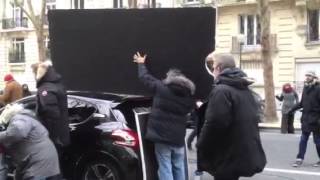 3 days to kill in the set - Kevin Kostner in the car- video