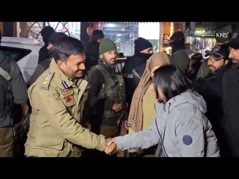 In view of New Year celebrations, SSP Srinagar visists LalChowk, intracts w...