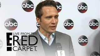 Seamus Dever's 30-Second Pitch for a "Castle" Spin-Off | Live from the Red Carpet | E! News