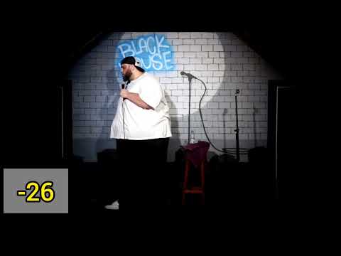 Interação com a plateia na Black House Clube de Comédia.