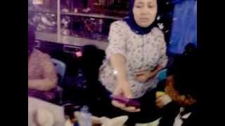 preview picture of video 'ibu ibu cantik makan duren di banda aceh'