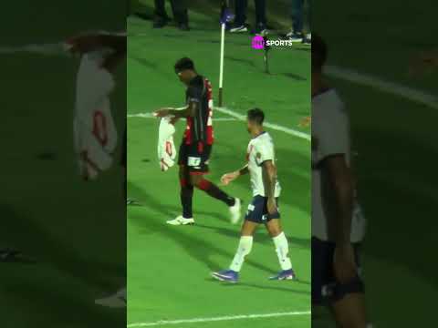 DEU TRETA! O CACÁ TENTOU RASGAR A CAMISA DO BAHIA DEPOIS DO GOL! #shorts