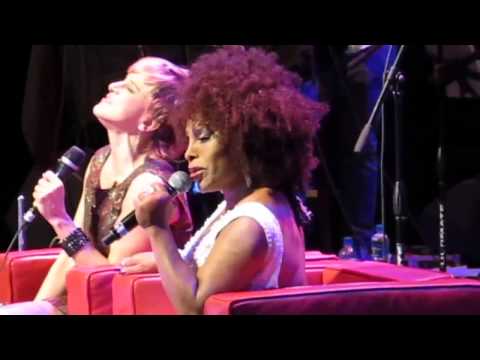 BossaCucaNova + Elza Soares interpretam Joyce Moreno