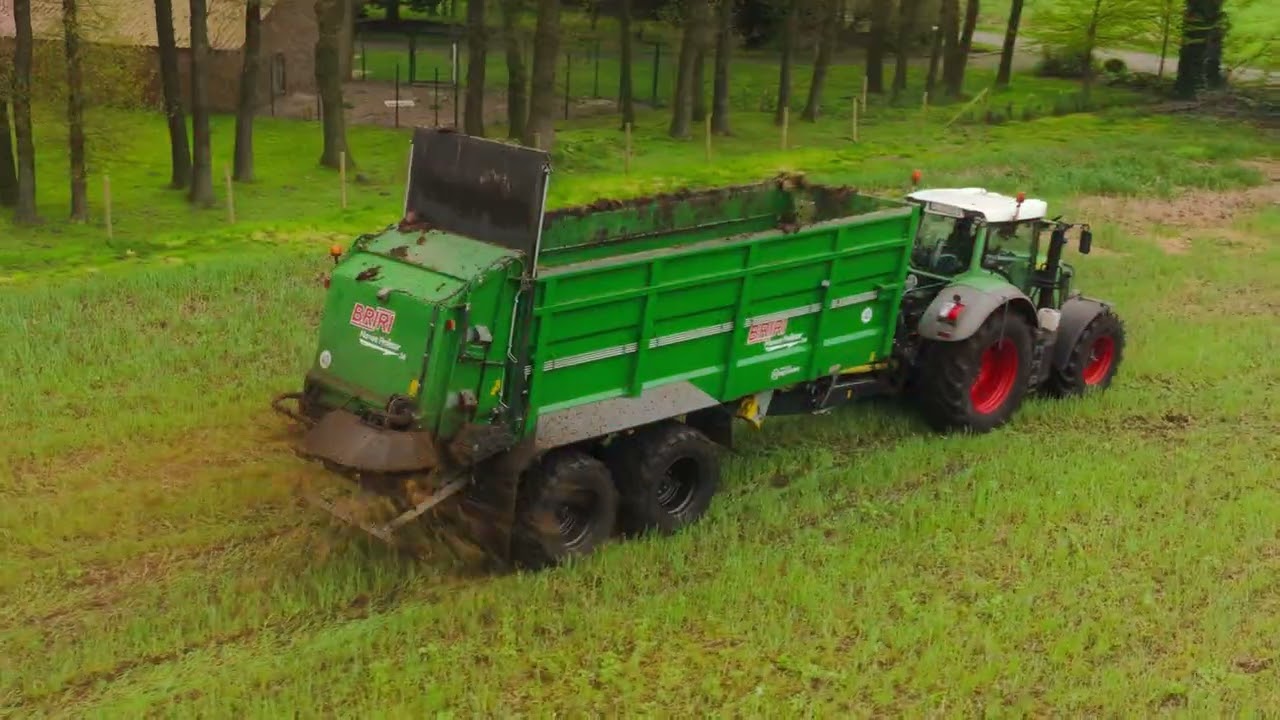 BRIRI MANURE Professor NAGY KAPACITÁSÚ tandem 20-24 t-ás és tridemtengelyes 34 t-ás szervestrágyazóró,  PRÉMIUM kivitel,  ISOBUS vezérléssel