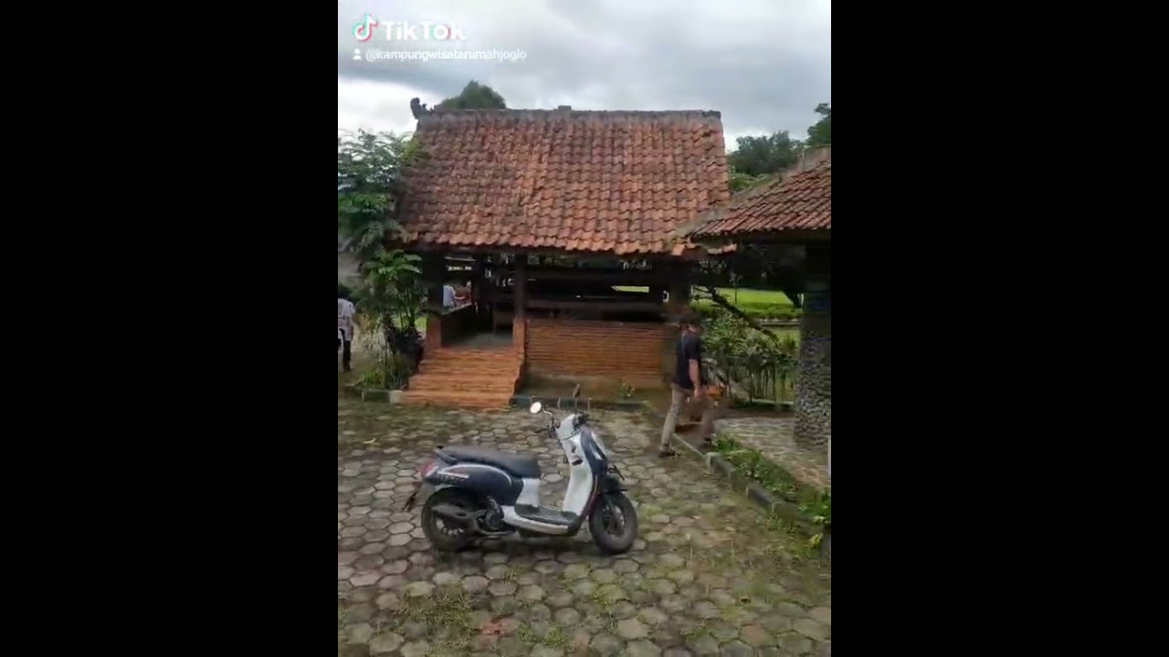 Suasana kampoeng wisata rumah joglo kegiatan arisan keluarga