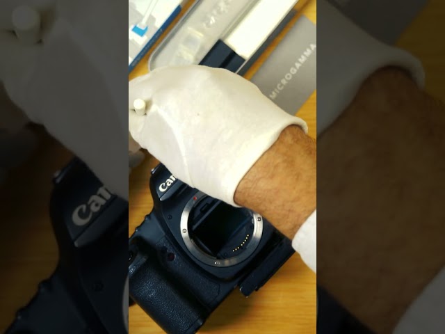 Vídeo relacionado con Kit de limpieza profesional de 19 piezas para cámaras réflex digitales, juego de limpieza de sensor de limpieza de lentes con botella de soplado, solución de limpieza, bolígrafo de limpieza de lentes