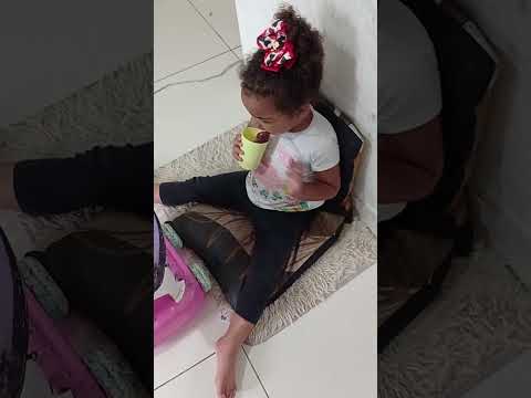 Devorando o ice cream 🍨🍦 Maria Fernanda criança de 3 anos