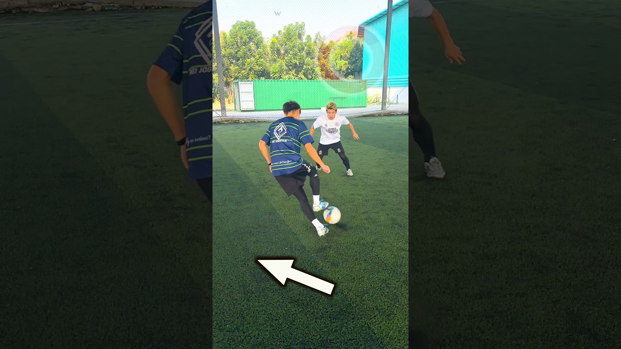 【HOW TO ROULETTE】You have to attract DF for make space😊⚽️インロールで引きつけてからのルーレット！#shorts