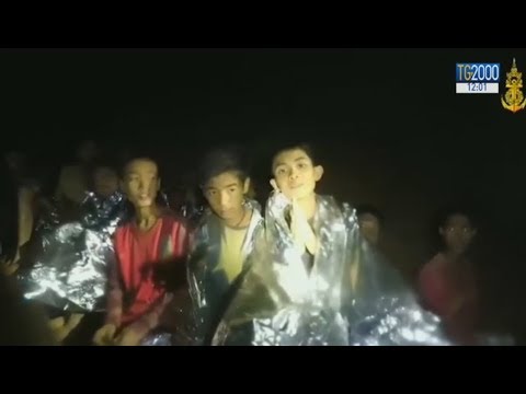 «Mamma, sto bene»: i messaggi dei 12 ragazzi intrappolati nella grotta