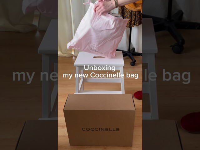 Vídeo relacionado con COCCINELLE Cuero bolso bandolera bolso de hombro Boheme Grana Double Crossbody Double Grainy Leather Rosewood/Brandy arándano