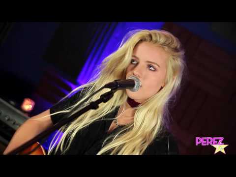 EXCLUSIVE! WRENN Is Tired Of Being Alone In This Grungy Performance!