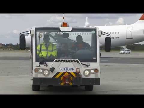 Airbus A319 Swiss - push back by Goldhofer Schopf F70