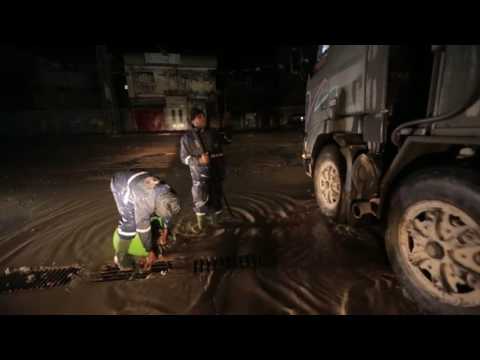 بلدية غزة هاشم أعمال طواقم لجنة طوارئ الشتاء في تسليك مناهل الصرف الصحي