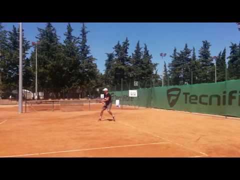 Alexandre Muller s'entraîne à la ligue de Provence de tennis.