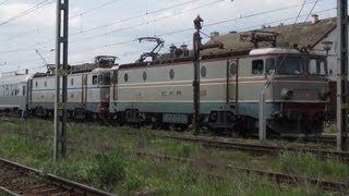 preview picture of video 'Romania: Two CFR Class 40 & 41 electric locos depart from Deda on Targu Mures to Galati train'