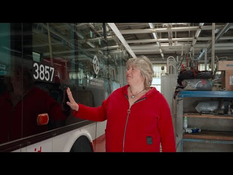 HOLKY JEDOU!  Věra – vedoucí garáže z Prahy