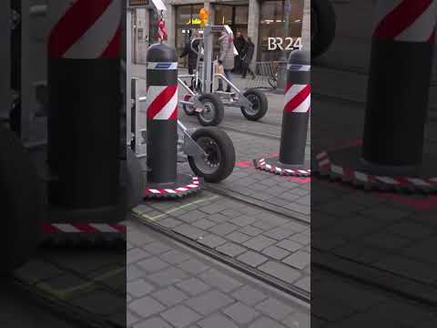 Verschiebbarer Poller schützt Weihnachtsmarkt | BR24 #Shorts